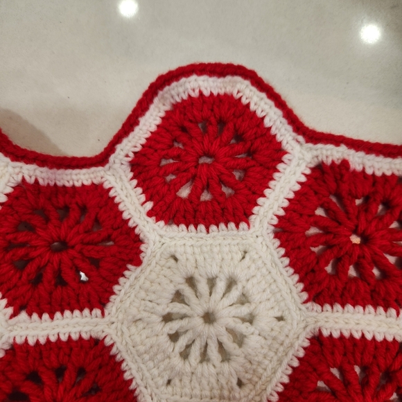 Hand Knitted Crochet Hexagon Throw Blanket Red White Granny Squares Scallop Edge - Picture 2 of 2